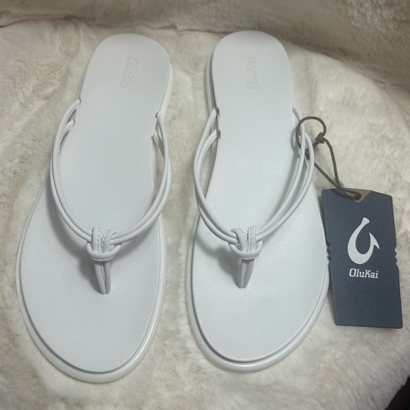 OluKai Aka White Sandals Classic Minimalist Design flip flops NWT Sz-10. RS - Picture 5 of 10